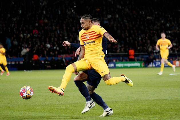 Raphinha of Barcelona takes on Lucas Hernandez of PSG Paris Saint-Germain v Barcelona, UEFA Champions League, Quarter Final, First Leg, Football, Parc des Princes, Paris, France - 10 Apr 2024 EDITORIAL USE ONLY No use with unauthorised audio, video, data, fixture lists, club league logos or live services. Online in-match use limited to 120 images, no video emulation. No use in betting, games or single club league player publications. Copyright: xDavexWinter Shutterstockx 14424874ba