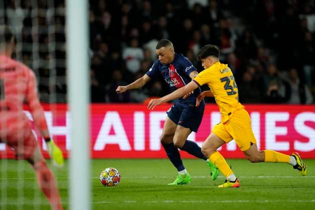 Paris Saint-Germain v FC Barcelona, Barca Quarter-final First Leg - UEFA Champions League 2023 24 Kylian Mbappe centre-forward of PSG and France and Pau Cubarsi of Barcelona and Spain compete for the ball during the UEFA Champions League quarter-final first leg match between Paris Saint-Germain and FC Barcelona at Parc des Princes on April 10, 2024 in Paris, France. Paris France  Copyright: xJosexBretonx originalFilename:breton-parissai240410_npOdU.jpg