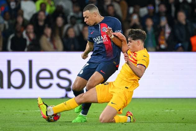 2024-04-10 Paris Saint-Germain v FC Barcelona, Barca - Quarter-final First Leg - UEFA Champions League 2023 24 PARIS, FRANCE - APRIL 10: Kylian Mbappe of Paris Saint-Germain battles for the ball with Pau Cubarsi of FC Barcelona during the Quarter-final First Leg - UEFA Champions League 2023 24 match between Paris Saint-Germain and FC Barcelona at Parc des Princes on April 10, 2024 in Paris, France. (Photo by Matthieu Mirville BSR Agency) Paris France Content not available for redistribution in The Netherlands directly or indirectly through any third parties. Copyright: xBSRxAgencyx