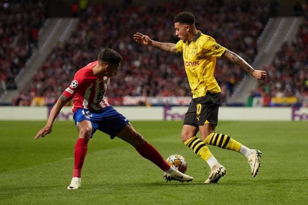 Quarter-final First Leg UEFA Champions League 2023 24, Atletico de Madrid v Borussia Dortmund MADRID, SPAIN - APRIL 10: Jadon Sancho, Left Winger of Borussia Dortmund competes for the ball with Nahuel Molina, Right-Back of Atletico de Madrid during to the UEFA Champions League quarter-final first leg match between Atletico de Madrid and Borussia Dortmund at Civitas Metropolitano Stadium on April 10, 2024 in Madrid, Spain. (Photo by Jose Torres Photo Players Images) Madrid Civitas Metropolitano Madrid Spain Copyright: xJosexTorres PhotoxPlayersxImagesx