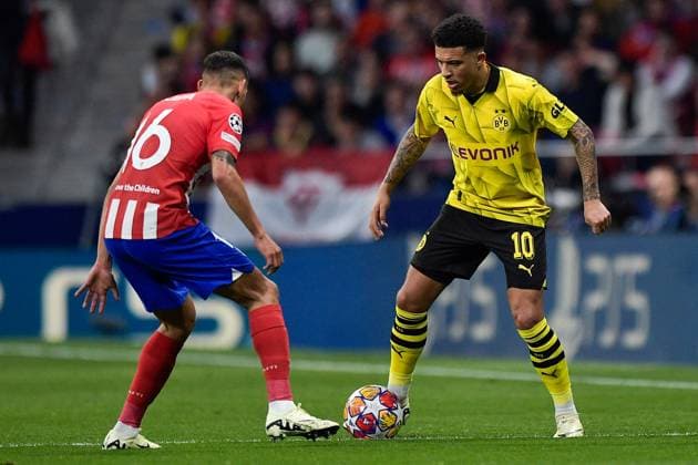 2024-04-10 Atletico Madrid v Borussia Dortmund - Quarter-final First Leg - UEFA Champions League 2023 24 MADRID, SPAIN - APRIL 10: Nahuel Molina of Atletico Madrid battles for the ball with Jadon Sancho of Borussia Dortmund during the Quarter-final First Leg - UEFA Champions League 2023 24 match between Atletico Madrid and Borussia Dortmund at Civitas Metropolitano Stadium on April 10, 2024 in Madrid, Spain. (Photo by Pablo Morano BSR Agency) Madrid Spain Content not available for redistribution in The Netherlands directly or indirectly through any third parties. Copyright: xBSRxAgencyx