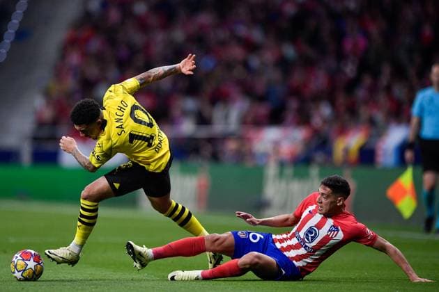 2024-04-10 Atletico Madrid v Borussia Dortmund - Quarter-final First Leg - UEFA Champions League 2023 24 MADRID, SPAIN - APRIL 10: Nahuel Molina of Atletico Madrid battles for the ball with Jadon Sancho of Borussia Dortmund during the Quarter-final First Leg - UEFA Champions League 2023 24 match between Atletico Madrid and Borussia Dortmund at Civitas Metropolitano Stadium on April 10, 2024 in Madrid, Spain. (Photo by Pablo Morano BSR Agency) Madrid Spain Content not available for redistribution in The Netherlands directly or indirectly through any third parties. Copyright: xBSRxAgencyx
