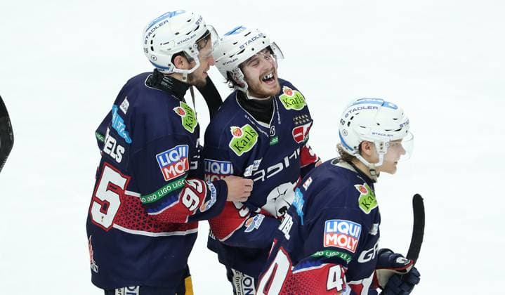 Sport Themen der Woche KW15 Sport Bilder des Tages Frederik Tiffels, Siegtorschütze Ty Ronning, Korbinian Geibel, Eisbärenmannschaft feiert Sieg, Einzug in das Finale Eishockey Penny DEL Deutsche Eishockey Liga Play Off Halbfinale 5.Spiel Saison 2023 2024 10.04.2024 EHC Eisbären Berlin EBB vs Straubing Tigers *** Frederik Tiffels, scorer Ty Ronning, Korbinian Geibel, Eisbärenmannschaft celebrates victory, entry into the final Sport Eishockey Penny DEL Deutsche Eishockey Liga Play Off Halbfinale 5 Spiel Saison 2023 2024 10 04 2024 EHC Eisbären Berlin EBB vs Straubing Tigers