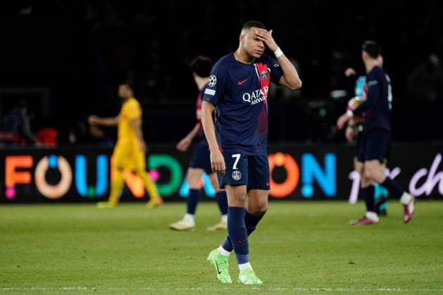 Disappointment for Kylian Mbappe of PSG as Raphinha of Barcelona makes the score 2-2 Paris Saint-Germain v Barcelona, UEFA Champions League, Quarter Final, First Leg, Football, Parc des Princes, Paris, France - 10 Apr 2024 EDITORIAL USE ONLY No use with unauthorised audio, video, data, fixture lists, club league logos or live services. Online in-match use limited to 120 images, no video emulation. No use in betting, games or single club league player publications. Copyright: xDavexWinter Shutterstockx 14424874by