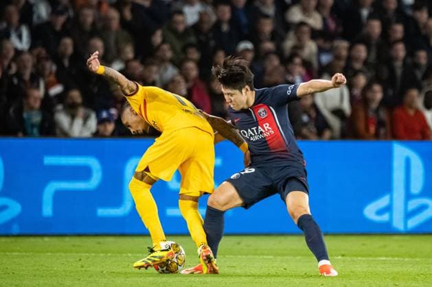 Kang-in Lee (Paris SG) Raphinha (FC Barcelone) FOOTBALL : Paris SG x FC Barcelone - Ligue des Champions - Quart de Finale - 10 04 2024 BaptisteAutissier Panoramic 