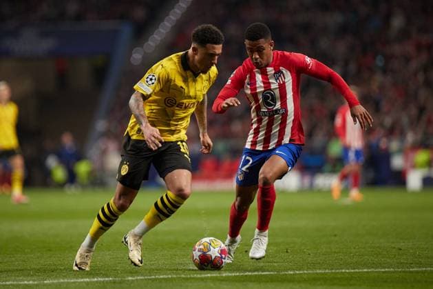 Quarter-final First Leg UEFA Champions League 2023 24, Atletico de Madrid v Borussia Dortmund MADRID, SPAIN - APRIL 10: Jadon Sancho, Left Winger of Borussia Dortmund competes for the ball with Samuel Lino, Left Winger of Atletico de Madrid during to the UEFA Champions League quarter-final first leg match between Atletico de Madrid and Borussia Dortmund at Civitas Metropolitano Stadium on April 10, 2024 in Madrid, Spain. (Photo by Jose Torres Photo Players Images) Madrid Civitas Metropolitano Madrid Spain Copyright: xJosexTorres PhotoxPlayersxImagesx