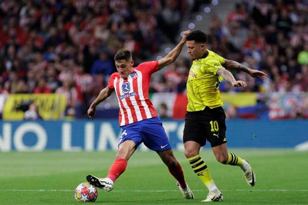 MADRID, SPAIN - APRIL 10: Nahuel Molina of Atletico de Madrid and Jadon Sancho of Borussia Dortmund fight for the ball during the UEFA Champions league 2023 24 match round of 8 first leg match between Atletico de Madrid and Borussia Dortmund at Civitas Metropolitano Stadium. ONLYxEDITORIALxUSAGE  (249734602)