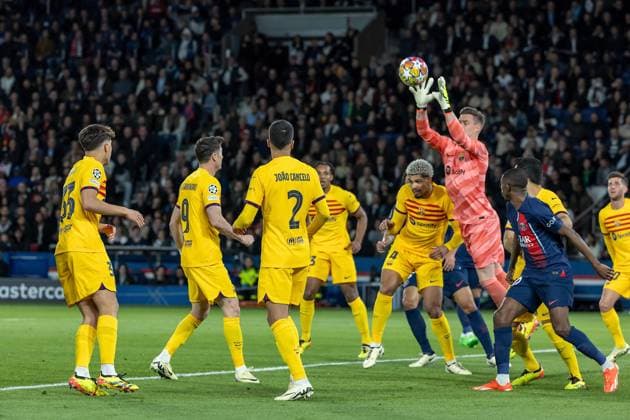 14-02-2024 PSG - Real Sociedad Denis TRASFI MAXPPP - (C) Denis TRASFI MAXPPP - à Boulogne-Billancourt au Parc des Princes le 14-02-2024 - UEFA Ligue des champions, Ligue des Champions, Champion s league, Huitième de finale : Paris Saint Germain - Real Sociedad - Arrêt de Marc-André ter Stegen, Marc-André ter Stegen stopping the ball --- 04 10 2024 ; PARIS ; FRANCE PARIS UEFA CHAMPIONS LEAGUE : PARIS SG VS FC Barcelona, Barca  Copyright: xMAXPPPxDenisxTRASFIx DTR202404101881 DTR202404101881