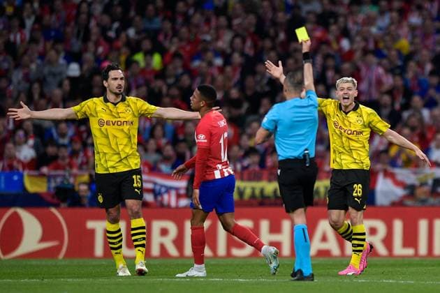 2024-04-10 Atletico Madrid v Borussia Dortmund - Quarter-final First Leg - UEFA Champions League 2023 24 MADRID, SPAIN - APRIL 10: Mats Hummels of Borussia Dortmund and Julian Ryerson of Borussia Dortmund reacting during the Quarter-final First Leg - UEFA Champions League 2023 24 match between Atletico Madrid and Borussia Dortmund at Civitas Metropolitano Stadium on April 10, 2024 in Madrid, Spain. (Photo by Pablo Morano BSR Agency) Madrid Spain Content not available for redistribution in The Netherlands directly or indirectly through any third parties. Copyright: xBSRxAgencyx