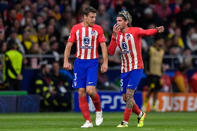 2024-04-10 Atletico Madrid v Borussia Dortmund - Quarter-final First Leg - UEFA Champions League 2023 24 MADRID, SPAIN - APRIL 10: Cesar Azpilicueta of Atletico Madrid interacts with Rodrigo De Paul of Atletico Madrid during the Quarter-final First Leg - UEFA Champions League 2023 24 match between Atletico Madrid and Borussia Dortmund at Civitas Metropolitano Stadium on April 10, 2024 in Madrid, Spain. (Photo by Pablo Morano BSR Agency) Madrid Spain Content not available for redistribution in The Netherlands directly or indirectly through any third parties. Copyright: xBSRxAgencyx