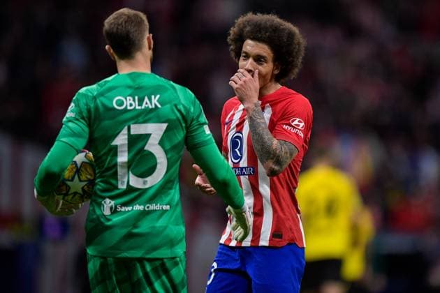 2024-04-10 Atletico Madrid v Borussia Dortmund - Quarter-final First Leg - UEFA Champions League 2023 24 MADRID, SPAIN - APRIL 10: Jan Oblak of Atletico Madrid interacts with Axel Witsel of Atletico Madrid during the Quarter-final First Leg - UEFA Champions League 2023 24 match between Atletico Madrid and Borussia Dortmund at Civitas Metropolitano Stadium on April 10, 2024 in Madrid, Spain. (Photo by Pablo Morano BSR Agency) Madrid Spain Content not available for redistribution in The Netherlands directly or indirectly through any third parties. Copyright: xBSRxAgencyx