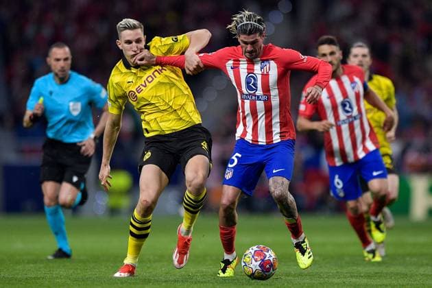 2024-04-10 Atletico Madrid v Borussia Dortmund - Quarter-final First Leg - UEFA Champions League 2023 24 MADRID, SPAIN - APRIL 10: Nico Schlotterbeck of Borussia Dortmund battles for the ball with Rodrigo De Paul of Atletico Madrid during the Quarter-final First Leg - UEFA Champions League 2023 24 match between Atletico Madrid and Borussia Dortmund at Civitas Metropolitano Stadium on April 10, 2024 in Madrid, Spain. (Photo by Pablo Morano BSR Agency) Madrid Spain Content not available for redistribution in The Netherlands directly or indirectly through any third parties. Copyright: xBSRxAgencyx