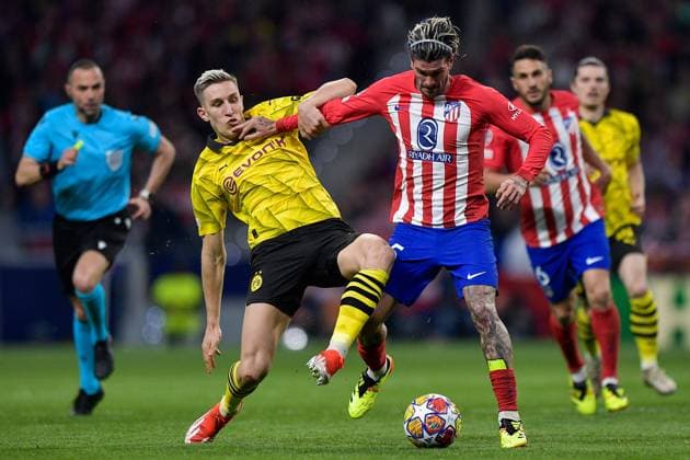 2024-04-10 Atletico Madrid v Borussia Dortmund - Quarter-final First Leg - UEFA Champions League 2023 24 MADRID, SPAIN - APRIL 10: Nico Schlotterbeck of Borussia Dortmund battles for the ball with Rodrigo De Paul of Atletico Madrid during the Quarter-final First Leg - UEFA Champions League 2023 24 match between Atletico Madrid and Borussia Dortmund at Civitas Metropolitano Stadium on April 10, 2024 in Madrid, Spain. (Photo by Pablo Morano BSR Agency) Madrid Spain Content not available for redistribution in The Netherlands directly or indirectly through any third parties. Copyright: xBSRxAgencyx