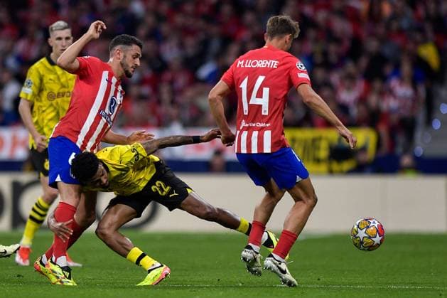 2024-04-10 Atletico Madrid v Borussia Dortmund - Quarter-final First Leg - UEFA Champions League 2023 24 MADRID, SPAIN - APRIL 10: Ian Maatsen of Borussia Dortmund battles for the ball with Marcos Llorente of Atletico Madrid during the Quarter-final First Leg - UEFA Champions League 2023 24 match between Atletico Madrid and Borussia Dortmund at Civitas Metropolitano Stadium on April 10, 2024 in Madrid, Spain. (Photo by Pablo Morano BSR Agency) Madrid Spain Content not available for redistribution in The Netherlands directly or indirectly through any third parties. Copyright: xBSRxAgencyx