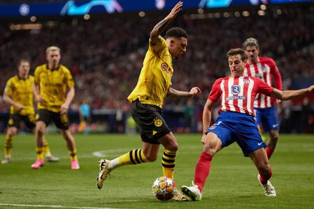 Quarter-final First Leg UEFA Champions League 2023 24, Atletico de Madrid v Borussia Dortmund MADRID, SPAIN - APRIL 10: Jadon Sancho, Left Winger of Borussia Dortmund competes for the ball with Cesar Azpilicueta, Right-Back of Atletico de Madrid during to the UEFA Champions League quarter-final first leg match between Atletico de Madrid and Borussia Dortmund at Civitas Metropolitano Stadium on April 10, 2024 in Madrid, Spain. (Photo by Jose Torres Photo Players Images) Madrid Civitas Metropolitano Madrid Spain Copyright: xJosexTorres PhotoxPlayersxImagesx