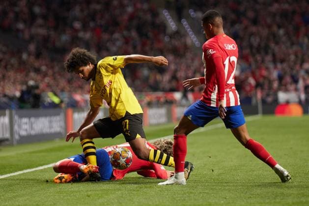 Quarter-final First Leg UEFA Champions League 2023 24, Atletico de Madrid v Borussia Dortmund MADRID, SPAIN - APRIL 10: Karim Adeyemi, Left Winger of Borussia Dortmund competes for the ball with Samuel Lino and Antoine Griezmann, Centre-Forward of Atletico de Madrid during to the UEFA Champions League quarter-final first leg match between Atletico de Madrid and Borussia Dortmund at Civitas Metropolitano Stadium on April 10, 2024 in Madrid, Spain. (Photo by Jose Torres Photo Players Images) Madrid Civitas Metropolitano Madrid Spain Copyright: xJosexTorres PhotoxPlayersxImagesx