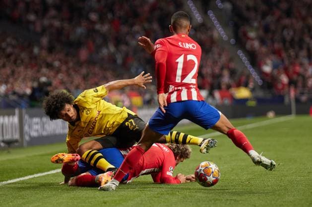 Quarter-final First Leg UEFA Champions League 2023 24, Atletico de Madrid v Borussia Dortmund MADRID, SPAIN - APRIL 10: Karim Adeyemi, Left Winger of Borussia Dortmund competes for the ball with Samuel Lino and Antoine Griezmann, Centre-Forward of Atletico de Madrid during to the UEFA Champions League quarter-final first leg match between Atletico de Madrid and Borussia Dortmund at Civitas Metropolitano Stadium on April 10, 2024 in Madrid, Spain. (Photo by Jose Torres Photo Players Images) Madrid Civitas Metropolitano Madrid Spain Copyright: xJosexTorres PhotoxPlayersxImagesx