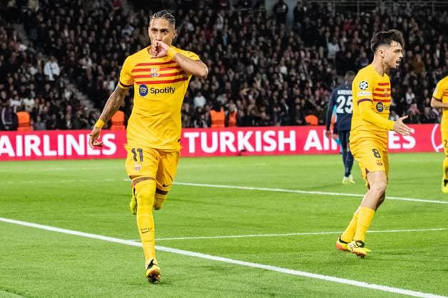 Joie des joueurs du FC Barcelone aprÃ s le but de Raphinha (FC Barcelone) FOOTBALL : Paris SG x FC Barcelone - Ligue des Champions - Quart de Finale - 10 04 2024 BaptisteAutissier Panoramic 