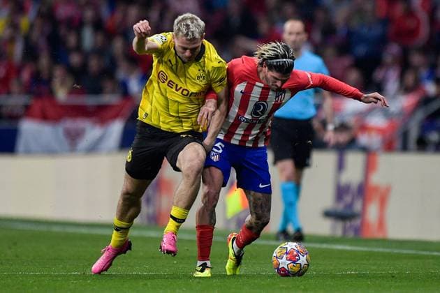 2024-04-10 Atletico Madrid v Borussia Dortmund - Quarter-final First Leg - UEFA Champions League 2023 24 MADRID, SPAIN - APRIL 10: Julian Ryerson of Borussia Dortmund battles for the ball with Rodrigo De Paul of Atletico Madrid during the Quarter-final First Leg - UEFA Champions League 2023 24 match between Atletico Madrid and Borussia Dortmund at Civitas Metropolitano Stadium on April 10, 2024 in Madrid, Spain. (Photo by Pablo Morano BSR Agency) Madrid Spain Content not available for redistribution in The Netherlands directly or indirectly through any third parties. Copyright: xBSRxAgencyx