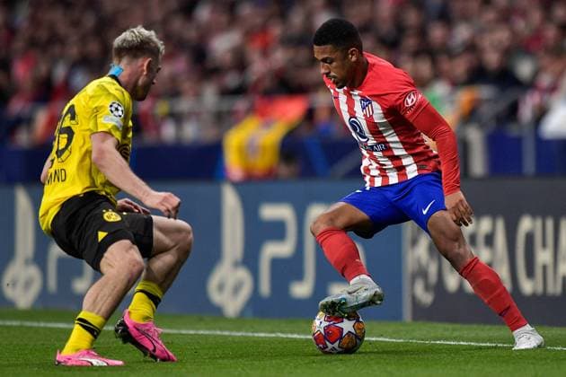 2024-04-10 Atletico Madrid v Borussia Dortmund - Quarter-final First Leg - UEFA Champions League 2023 24 MADRID, SPAIN - APRIL 10: Julian Ryerson of Borussia Dortmund battles for the ball with Samuel Lino of Atletico Madrid during the Quarter-final First Leg - UEFA Champions League 2023 24 match between Atletico Madrid and Borussia Dortmund at Civitas Metropolitano Stadium on April 10, 2024 in Madrid, Spain. (Photo by Pablo Morano BSR Agency) Madrid Spain Content not available for redistribution in The Netherlands directly or indirectly through any third parties. Copyright: xBSRxAgencyx