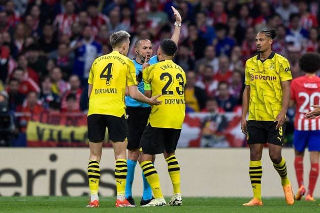 2024-04-10 Atletico Madrid v Borussia Dortmund - Quarter-final First Leg - UEFA Champions League 2023 24 MADRID, SPAIN - APRIL 10: Referee Marco Guida interacts with Nico Schlotterbeck of Borussia Dortmund and Emre Can of Borussia Dortmund during the Quarter-final First Leg - UEFA Champions League 2023 24 match between Atletico Madrid and Borussia Dortmund at Civitas Metropolitano Stadium on April 10, 2024 in Madrid, Spain. (Photo by Pablo Morano BSR Agency) Madrid Spain Content not available for redistribution in The Netherlands directly or indirectly through any third parties. Copyright: xBSRxAgencyx