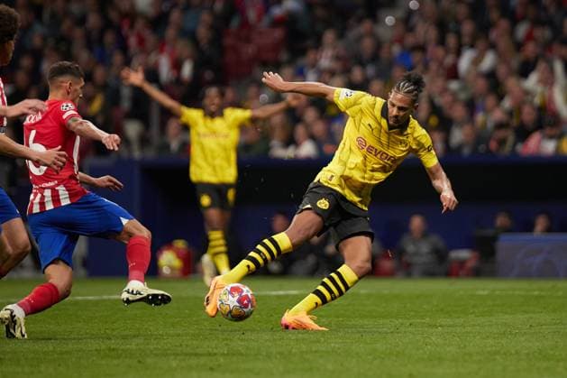 Quarter-final First Leg UEFA Champions League 2023 24, Atletico de Madrid v Borussia Dortmund MADRID, SPAIN - APRIL 10: SŽbastien Haller, Centre-Forward of Borussia Dortmund scores during to the UEFA Champions League quarter-final first leg match between Atletico de Madrid and Borussia Dortmund at Civitas Metropolitano Stadium on April 10, 2024 in Madrid, Spain. (Photo by Jose Torres Photo Players Images) Madrid Civitas Metropolitano Madrid Spain Copyright: xJosexTorres PhotoxPlayersxImagesx