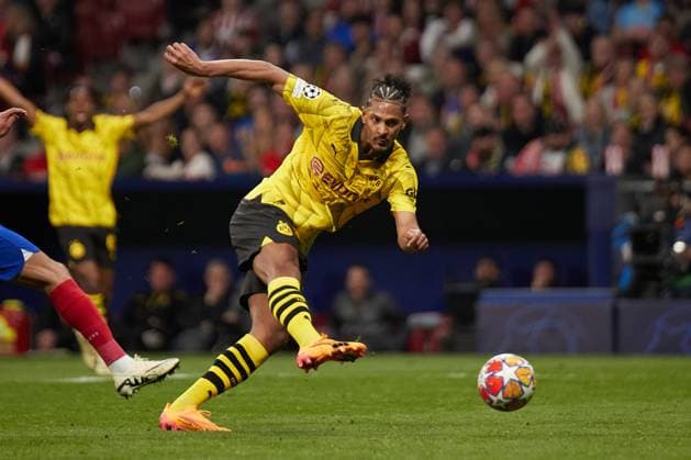 Sport Bilder des Tages Quarter-final First Leg UEFA Champions League 2023 24, Atletico de Madrid v Borussia Dortmund MADRID, SPAIN - APRIL 10: SŽbastien Haller, Centre-Forward of Borussia Dortmund scores during to the UEFA Champions League quarter-final first leg match between Atletico de Madrid and Borussia Dortmund at Civitas Metropolitano Stadium on April 10, 2024 in Madrid, Spain. (Photo by Jose Torres Photo Players Images) Madrid Civitas Metropolitano Madrid Spain Copyright: xJosexTorres PhotoxPlayersxImagesx