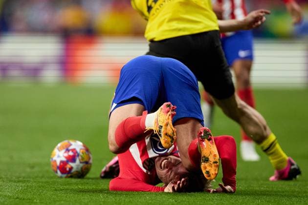 Antoine Griezmann of Atletico de Madrid lies injured during the UEFA Champions League 2023 24 quarter-finals match between Atletico de Madrid and Borussia Dortmund at Stadium Civitas Metropolitano on April 10, 2024 in Madrid, Spain. FOOTBALL : Atletico Madrid vs Borussia Dormund - UEFA Ligue des Champions - 1 4 Quart - 10 04 2024 LGM Panoramic 