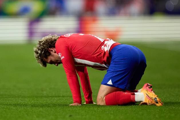 Antoine Griezmann of Atletico de Madrid lies injured during the UEFA Champions League 2023 24 quarter-finals match between Atletico de Madrid and Borussia Dortmund at Stadium Civitas Metropolitano on April 10, 2024 in Madrid, Spain. FOOTBALL : Atletico Madrid vs Borussia Dormund - UEFA Ligue des Champions - 1 4 Quart - 10 04 2024 LGM Panoramic 