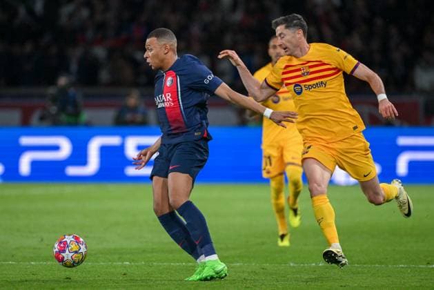 2024-04-10 Paris Saint-Germain v FC Barcelona, Barca - Quarter-final First Leg - UEFA Champions League 2023 24 PARIS, FRANCE - APRIL 10: Kylian Mbappe of Paris Saint-Germain battles for the ball with Robert Lewandowski of FC Barcelona during the Quarter-final First Leg - UEFA Champions League 2023 24 match between Paris Saint-Germain and FC Barcelona at Parc des Princes on April 10, 2024 in Paris, France. (Photo by Matthieu Mirville BSR Agency) Paris France Content not available for redistribution in The Netherlands directly or indirectly through any third parties. Copyright: xBSRxAgencyx
