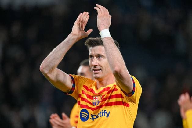 2024-04-10 Paris Saint-Germain v FC Barcelona, Barca - Quarter-final First Leg - UEFA Champions League 2023 24 PARIS, FRANCE - APRIL 10: Robert Lewandowski of FC Barcelona applauds for the fans after the Quarter-final First Leg - UEFA Champions League 2023 24 match between Paris Saint-Germain and FC Barcelona at Parc des Princes on April 10, 2024 in Paris, France. (Photo by Matthieu Mirville BSR Agency) Paris France Content not available for redistribution in The Netherlands directly or indirectly through any third parties. Copyright: xBSRxAgencyx