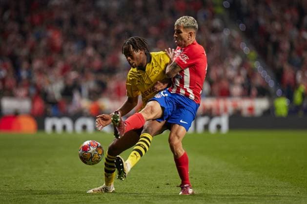 Quarter-final First Leg UEFA Champions League 2023 24, Atletico de Madrid v Borussia Dortmund MADRID, SPAIN - APRIL 10: Angel Correa, Right Winger of Atletico de Madrid competes for the ball with Jamie Bynoe-Gittens, Left Winger of Borussia Dortmund during to the UEFA Champions League quarter-final first leg match between Atletico de Madrid and Borussia Dortmund at Civitas Metropolitano Stadium on April 10, 2024 in Madrid, Spain. (Photo by Jose Torres Photo Players Images) Madrid Civitas Metropolitano Madrid Spain Copyright: xJosexTorres PhotoxPlayersxImagesx