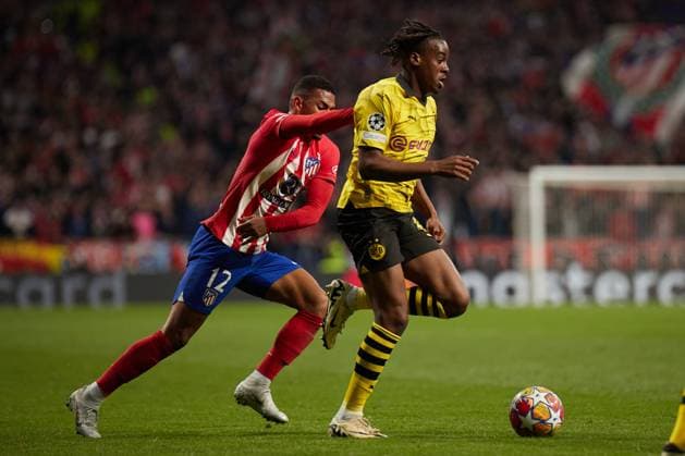 Quarter-final First Leg UEFA Champions League 2023 24, Atletico de Madrid v Borussia Dortmund MADRID, SPAIN - APRIL 10: Jamie Bynoe-Gittens, Left Winger of Borussia Dortmund runs with the ball with Samuel Lino, Left Winger of Atletico de Madrid during to the UEFA Champions League quarter-final first leg match between Atletico de Madrid and Borussia Dortmund at Civitas Metropolitano Stadium on April 10, 2024 in Madrid, Spain. (Photo by Jose Torres Photo Players Images) Madrid Civitas Metropolitano Madrid Spain Copyright: xJosexTorres PhotoxPlayersxImagesx