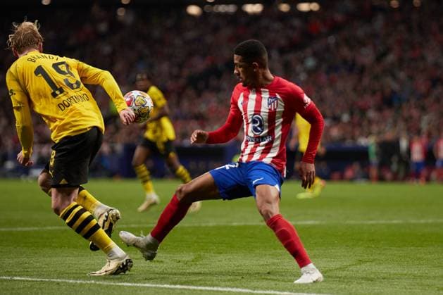 Quarter-final First Leg UEFA Champions League 2023 24, Atletico de Madrid v Borussia Dortmund MADRID, SPAIN - APRIL 10: Samuel Lino, Left Winger of Atletico de Madrid competes for the ball with Julian Brandt, Attacking Midfield of Borussia Dortmund during to the UEFA Champions League quarter-final first leg match between Atletico de Madrid and Borussia Dortmund at Civitas Metropolitano Stadium on April 10, 2024 in Madrid, Spain. (Photo by Jose Torres Photo Players Images) Madrid Civitas Metropolitano Madrid Spain Copyright: xJosexTorres PhotoxPlayersxImagesx