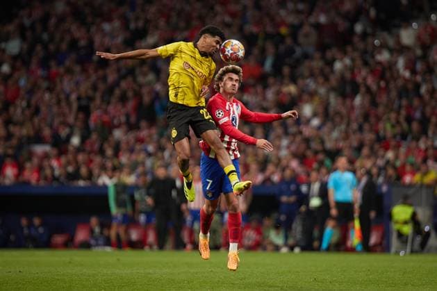 Quarter-final First Leg UEFA Champions League 2023 24, Atletico de Madrid v Borussia Dortmund MADRID, SPAIN - APRIL 10: Ian Maatsen, Left-Back of Borussia Dortmund competes for the ball with Antoine Griezmann, Centre-Forward of Atletico de Madrid during to the UEFA Champions League quarter-final first leg match between Atletico de Madrid and Borussia Dortmund at Civitas Metropolitano Stadium on April 10, 2024 in Madrid, Spain. (Photo by Jose Torres Photo Players Images) Madrid Civitas Metropolitano Madrid Spain Copyright: xJosexTorres PhotoxPlayersxImagesx