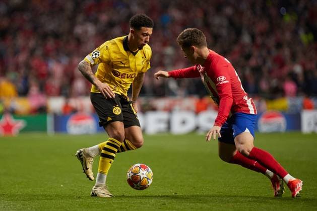 Quarter-final First Leg UEFA Champions League 2023 24, Atletico de Madrid v Borussia Dortmund MADRID, SPAIN - APRIL 10: Jadon Sancho, Left Winger of Borussia Dortmund competes for the ball with Rodrigo Riquelme, Left Winger of Atletico de Madrid during to the UEFA Champions League quarter-final first leg match between Atletico de Madrid and Borussia Dortmund at Civitas Metropolitano Stadium on April 10, 2024 in Madrid, Spain. (Photo by Jose Torres Photo Players Images) Madrid Civitas Metropolitano Madrid Spain Copyright: xJosexTorres PhotoxPlayersxImagesx