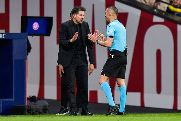 2024-04-10 Atletico Madrid v Borussia Dortmund - Quarter-final First Leg - UEFA Champions League 2023 24 MADRID, SPAIN - APRIL 10: Coach Diego Simeone of Atletico Madrid interacts with referee Marco Guida during the Quarter-final First Leg - UEFA Champions League 2023 24 match between Atletico Madrid and Borussia Dortmund at Civitas Metropolitano Stadium on April 10, 2024 in Madrid, Spain. (Photo by Pablo Morano BSR Agency) Madrid Spain Content not available for redistribution in The Netherlands directly or indirectly through any third parties. Copyright: xBSRxAgencyx