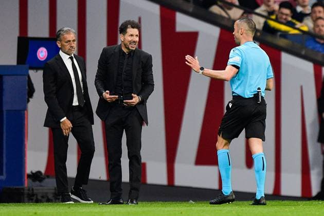 2024-04-10 Atletico Madrid v Borussia Dortmund - Quarter-final First Leg - UEFA Champions League 2023 24 MADRID, SPAIN - APRIL 10: Coach Diego Simeone of Atletico Madrid interacts with referee Marco Guida during the Quarter-final First Leg - UEFA Champions League 2023 24 match between Atletico Madrid and Borussia Dortmund at Civitas Metropolitano Stadium on April 10, 2024 in Madrid, Spain. (Photo by Pablo Morano BSR Agency) Madrid Spain Content not available for redistribution in The Netherlands directly or indirectly through any third parties. Copyright: xBSRxAgencyx