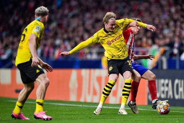 2024-04-10 Atletico Madrid v Borussia Dortmund - Quarter-final First Leg - UEFA Champions League 2023 24 MADRID, SPAIN - APRIL 10: Julian Brandt of Borussia Dortmund battles for the ball with Pablo Barrios of Atletico Madrid during the Quarter-final First Leg - UEFA Champions League 2023 24 match between Atletico Madrid and Borussia Dortmund at Civitas Metropolitano Stadium on April 10, 2024 in Madrid, Spain. (Photo by Pablo Morano BSR Agency) Madrid Spain Content not available for redistribution in The Netherlands directly or indirectly through any third parties. Copyright: xBSRxAgencyx