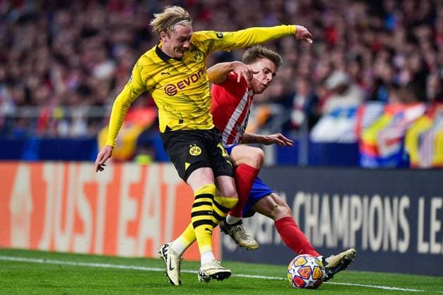 Sport Bilder des Tages 2024-04-10 Atletico Madrid v Borussia Dortmund - Quarter-final First Leg - UEFA Champions League 2023 24 MADRID, SPAIN - APRIL 10: Julian Brandt of Borussia Dortmund battles for the ball with Pablo Barrios of Atletico Madrid during the Quarter-final First Leg - UEFA Champions League 2023 24 match between Atletico Madrid and Borussia Dortmund at Civitas Metropolitano Stadium on April 10, 2024 in Madrid, Spain. (Photo by Pablo Morano BSR Agency) Madrid Spain Content not available for redistribution in The Netherlands directly or indirectly through any third parties. Copyright: xBSRxAgencyx