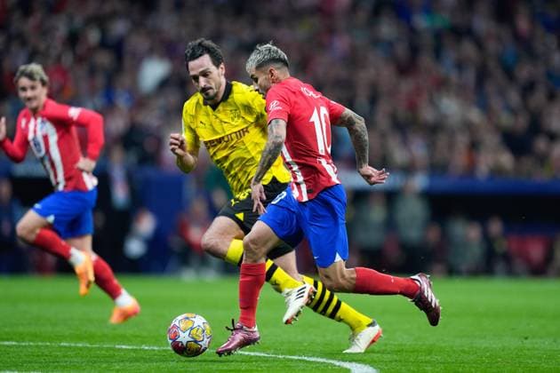 April 10, 2024, Madrid, Madrid, SPAIN: Angel Correa of Atletico de Madrid and Mats Hummels of Borussia Dortmund in action during the UEFA Champions League, Quarter finals, football match played between Atletico de Madrid and Borussia Dortmund at Civitas Metropolitano stadium on April 10, 2024, in Madrid, Spain. Madrid SPAIN - ZUMAa181 20240410_zaa_a181_089 Copyright: xOscarxJ.xBarrosox