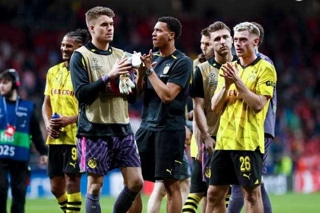 April 10, 2024, Madrid, Madrid, SPAIN: Players of Borussia Dortmund, greeting the fans during the UEFA Champions League, Quarter finals, football match played between Atletico de Madrid and Borussia Dortmund at Civitas Metropolitano stadium on April 10, 2024, in Madrid, Spain. Madrid SPAIN - ZUMAa181 20240410_zaa_a181_104 Copyright: xIrinaxR.xHipolitox