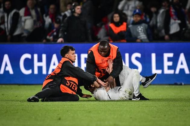 Champions League PSG v Barcelona FA A fan is captured by security after running into the pitch at the end of the UEFA Champions League quarter-final football match between Paris Saint-Germain and FC Barcelona, Barca at the Parc des Princes stadium in Paris on April 10, 2024. Photo by Firas Abdullah ABACAPRESS.COM  Copyright: xAbdullahxFiras ABACAx
