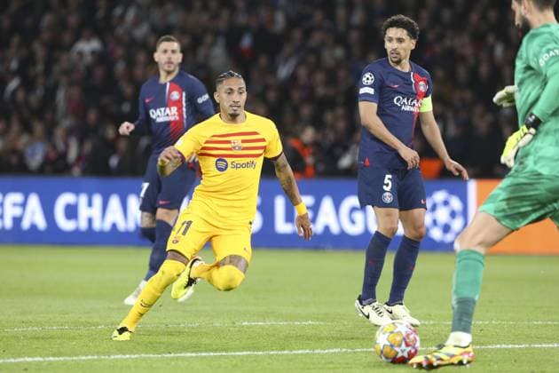 Raphinha (FC Barcelone) vs Marquinhos (PSG) FOOTBALL : Paris Saint Germain Vs FC Barcelone - Ligue des Champions - 10 04 2024 MichaelBaucher Panoramic 