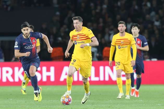 Robert Lewandowski (FC Barcelone) vs Marco Asensio (PSG) FOOTBALL : Paris Saint Germain Vs FC Barcelone - Ligue des Champions - 10 04 2024 MichaelBaucher Panoramic 