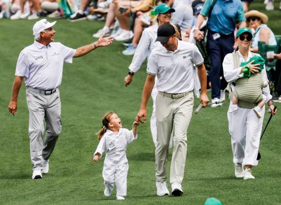 Sport Themen der Woche KW15 Sport Bilder des Tages Jordan Spieth of the US (R) walks up the fifth fairway holding hands with Ricky Fowler s daughter Maya during the Par 3 contest at the Masters Tournament at Augusta National Golf Club in Augusta, Georgia on Wednesday, April 10, 2024.  AUG20240410537 TANNENxMAURY