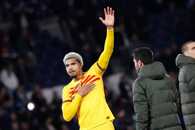 April 10, 2024, Paris, France: RONALD ARAUJO of FC Barcelona, Barca pay tribute to fans after the quarterfinal of UEFA Champions League between Paris Saint Germain and FC Barcelona at the Parc des Princes Stadium. Soccer 2024: Paris Saint Germain 2:3 FC Barcelona  - ZUMA Pho 20240410_mda_b253_003 Copyright: xLoicxBaratouxx