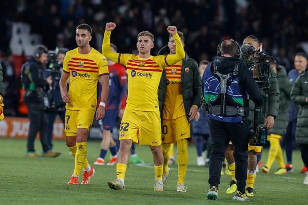 April 10, 2024, Paris, France: FERMIN LOPEZ of FC Barcelona, Barca celebrates with supporters after the quarterfinal of UEFA Champions League between Paris Saint Germain and FC Barcelona at the Parc des Princes Stadium. Soccer 2024: Paris Saint Germain 2:3 FC Barcelona  - ZUMA Pho 20240410_mda_b253_013 Copyright: xLoicxBaratouxx