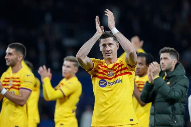 April 10, 2024, Paris, France: ROBERT LEWANDOWSKI of FC Barcelona, Barca celebrates and pay tribute to fans after the quarterfinal of UEFA Champions League between Paris Saint Germain and FC Barcelona at the Parc des Princes Stadium. Paris France - ZUMA Pho 20240410_mda_b253_011 Copyright: xLoicxBaratouxx