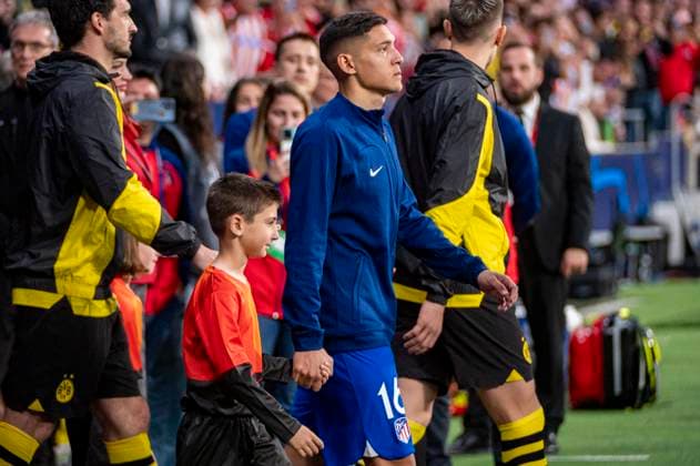 UEFA Champions League 2023 24 Quarter-final First Leg: Atletico Madrid v Borussia Dortmund Nahuel Molina of Atletico Madrid seen gettting into the field during the UEFA Champions League quarter-final first leg match between Atletico Madrid and Borussia Dortmund at Estadio Civitas Metropolitano on April 10, 2024 in Madrid, Spain. Madrid Estadio Civitas Metropolitano Madrid Spain Copyright: xAlbertoxGardinx AGardin_20240410_football_AtleticoMadrid_Borussia_Dortmund_075